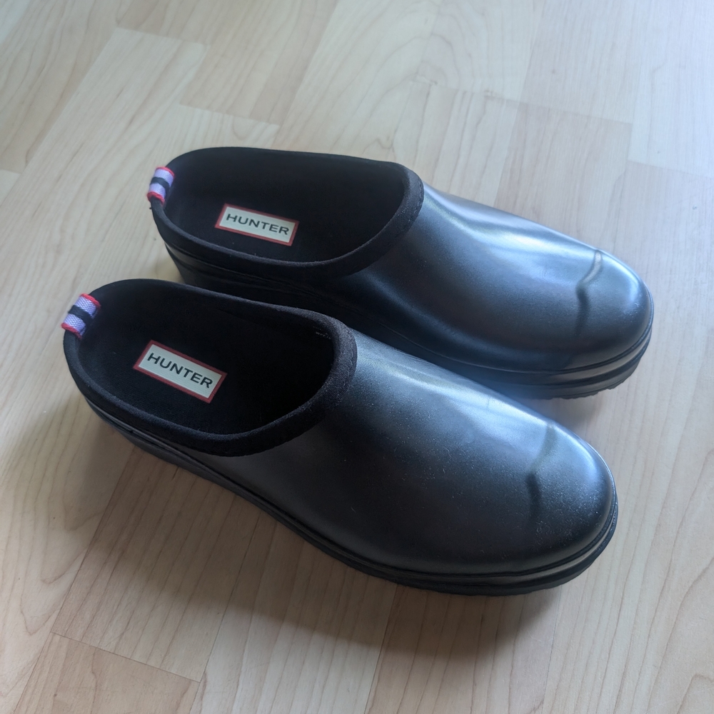 NWT Hunter Play Clogs in Shiny Black Nebula